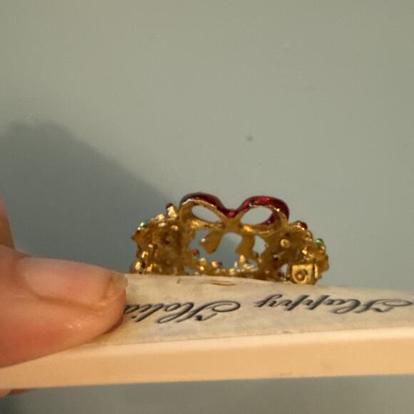 Vintage Christmas Wreath Pin Brooch 1 5/16 Inch Wide - Picture 3 of 3